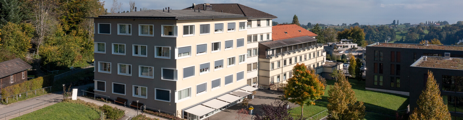 Aussenaufnahme des b51 inkl. Terrasse.