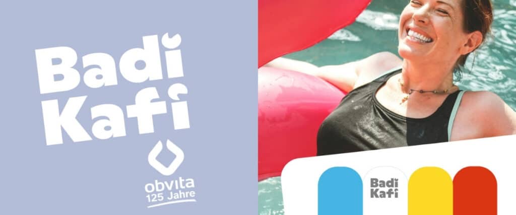 Eine Frau im Schwimmbecken lächelt, während sie eine rosa Schwimmhilfe in der Hand hält. Links ist der Schriftzug „Badi Kafi obvita 125 Jahre“ zu sehen, zusammen mit einem weißen Logo auf hellviolettem Hintergrund.